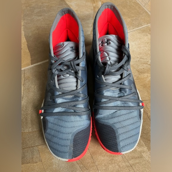 Under armor spawn basketball shoes, size 6 - Picture 4 of 7